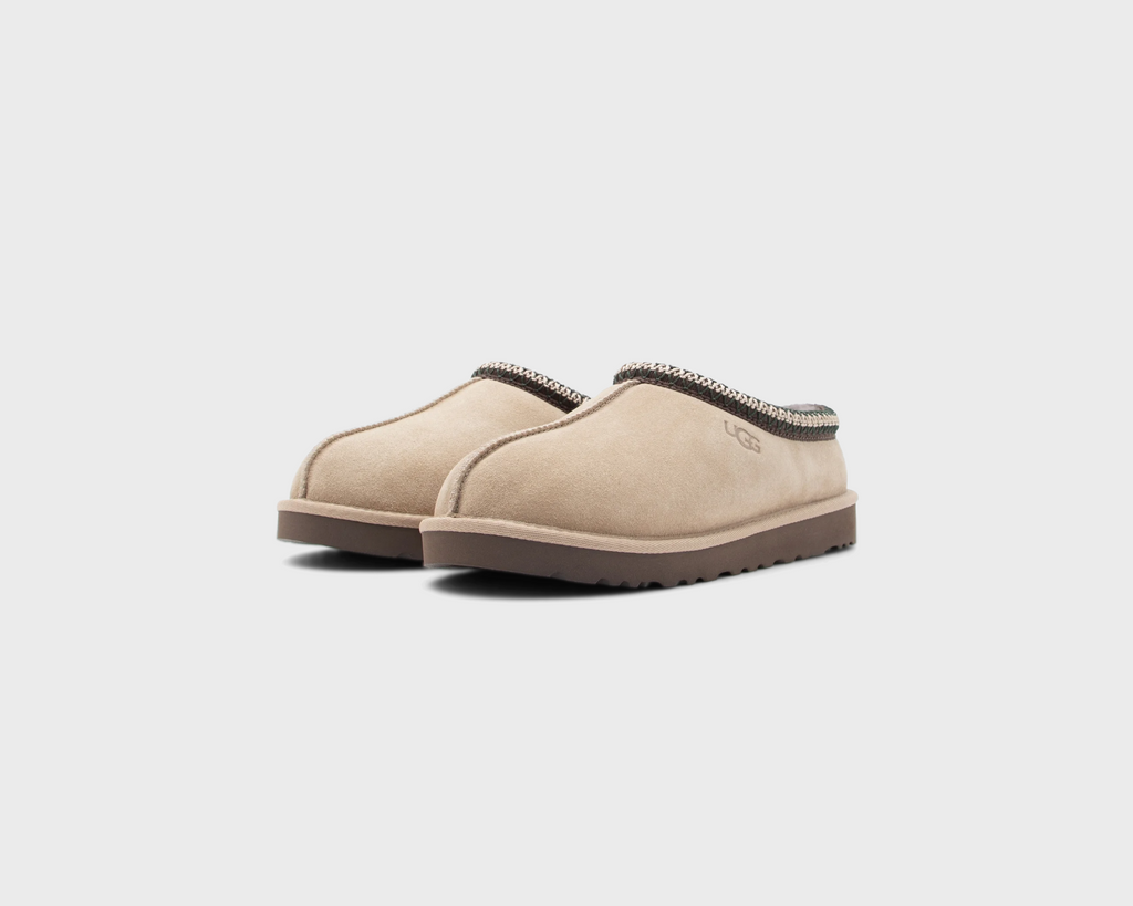 UGG Tasman II Mustard Seed Molasses Hausschuh sandbeige braun Paar schräg von vorne