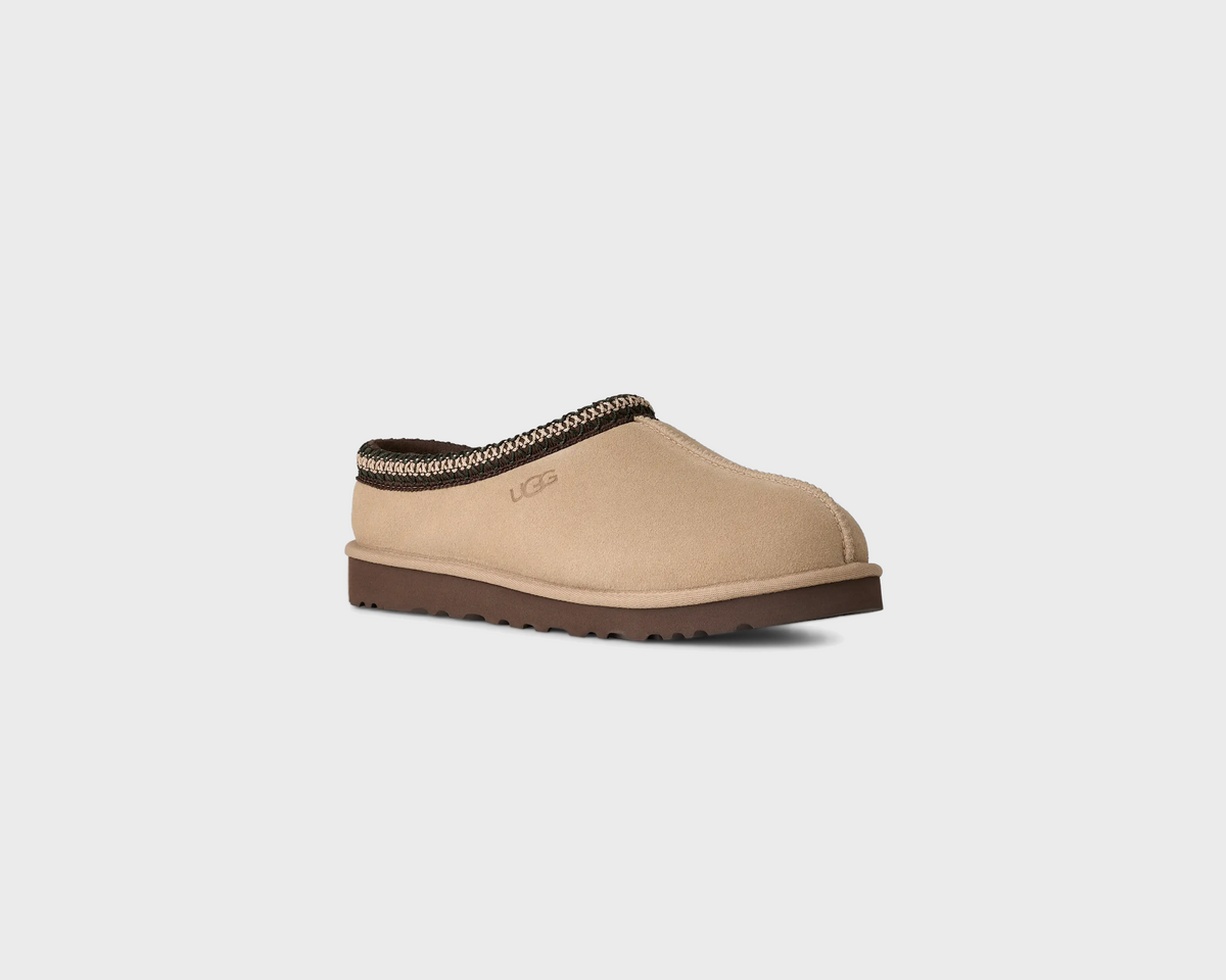UGG Tasman II Mustard Seed Molasses Hausschuh sandbeige braun schräg von vorne