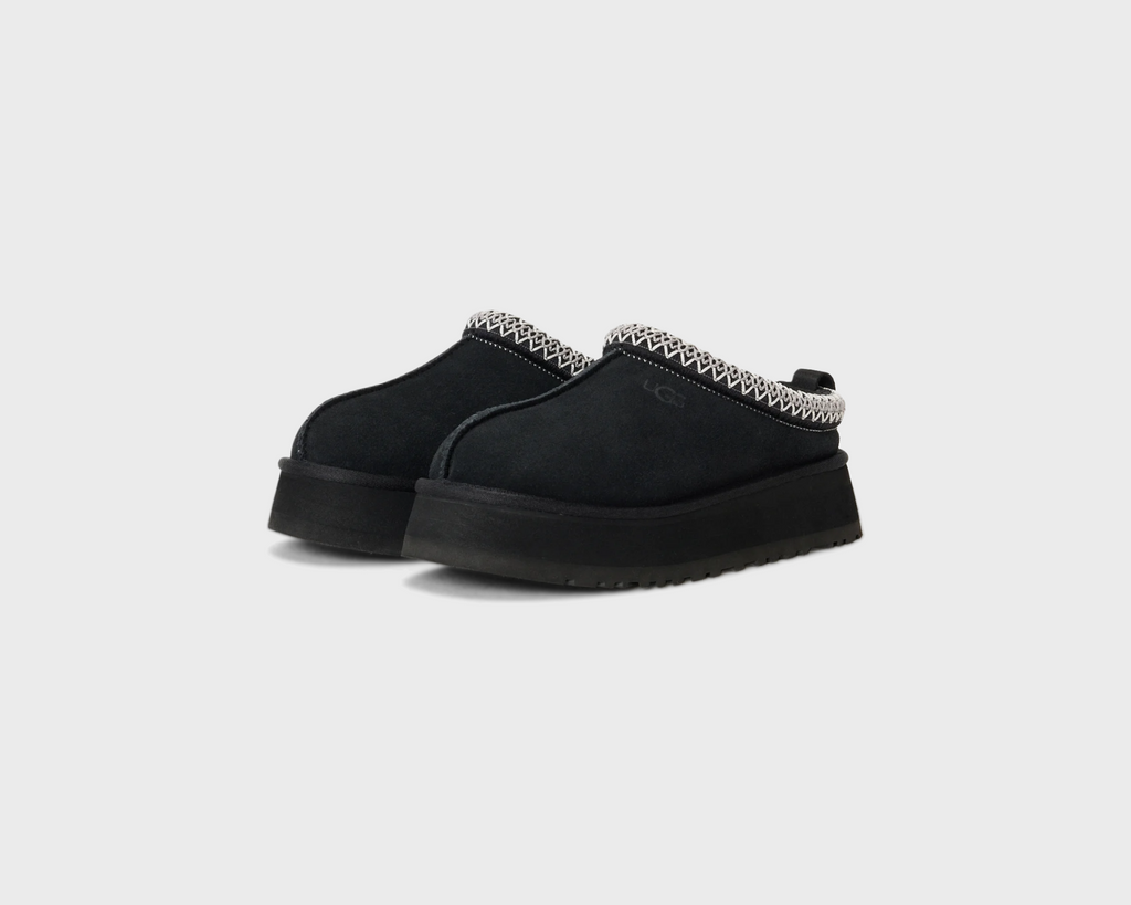 UGG Tazz II Black Hausschuh schwarz Paar schräg von vorne
