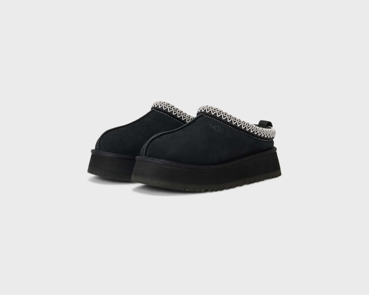 UGG Tazz II Black Hausschuh schwarz Paar schräg von vorne