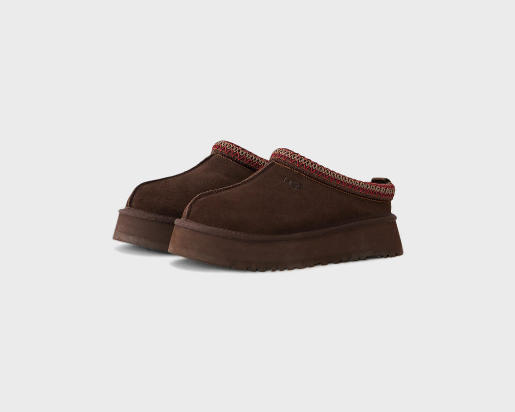 UGG Tazz II Dusted Cocoa Hausschuh dunkelbraun kakaobraun Paar schräg von vorne