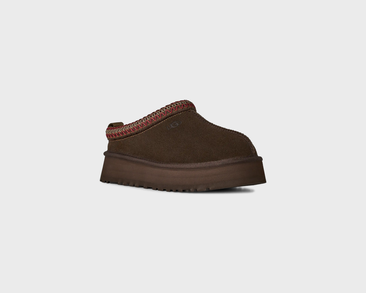 UGG Tazz II Dusted Cocoa Hausschuh dunkelbraun kakaobraun schräg von vorne