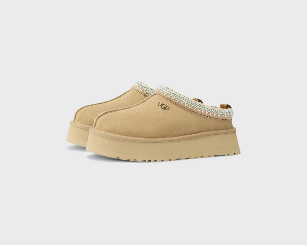 UGG Tazz II Sand Hausschuh sandbeige Paar schräg von vorne