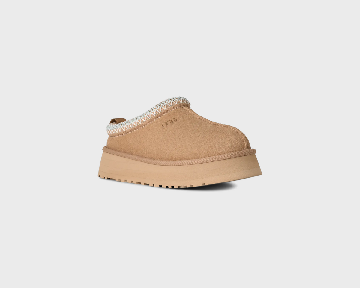UGG Tazz II Sand Hausschuh sandbeige schräg von vorne